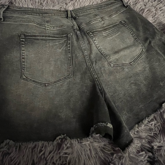 Good American Denim Cutoff Shorts PLUS SIZE - Picture 4 of 6